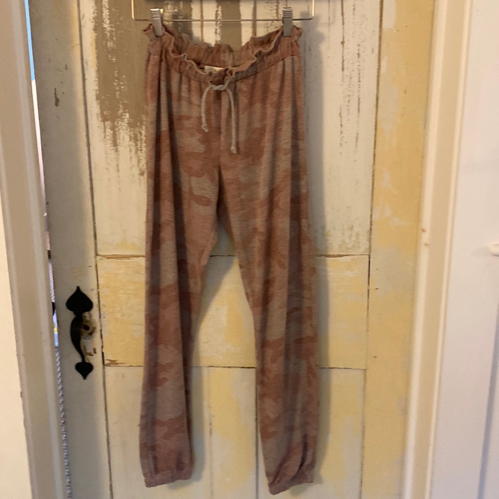 Vintage Havana size small joggers in a pink and gray camo